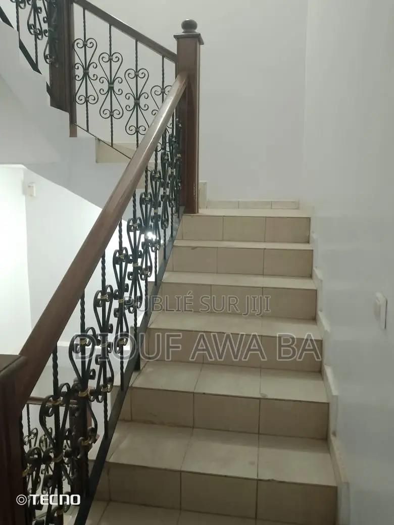 10chbre Villa dans Location Villa R+2, Niayes à Louer