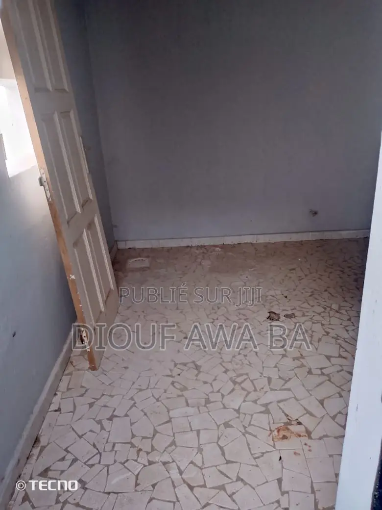 10chbre Villa dans Location Villa R+2, Niayes à Louer