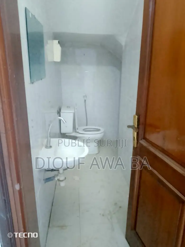 10chbre Villa dans Location Villa R+2, Niayes à Louer