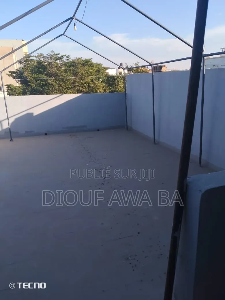 10chbre Villa dans Location Villa R+2, Niayes à Louer