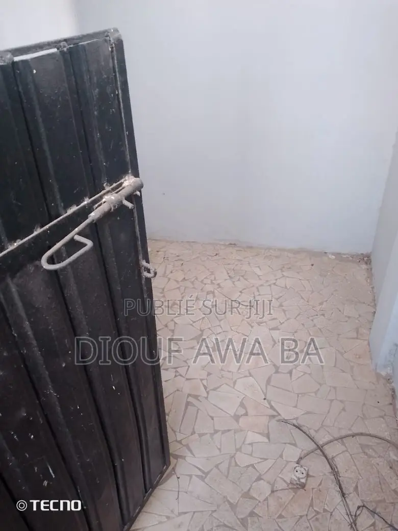 10chbre Villa dans Location Villa R+2, Niayes à Louer