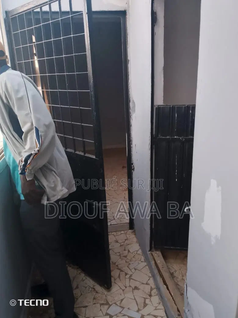 10chbre Villa dans Location Villa R+2, Niayes à Louer