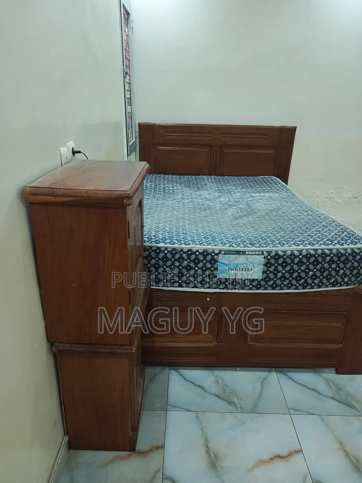 Un Ensemble De Lit 2 Places À Vendre