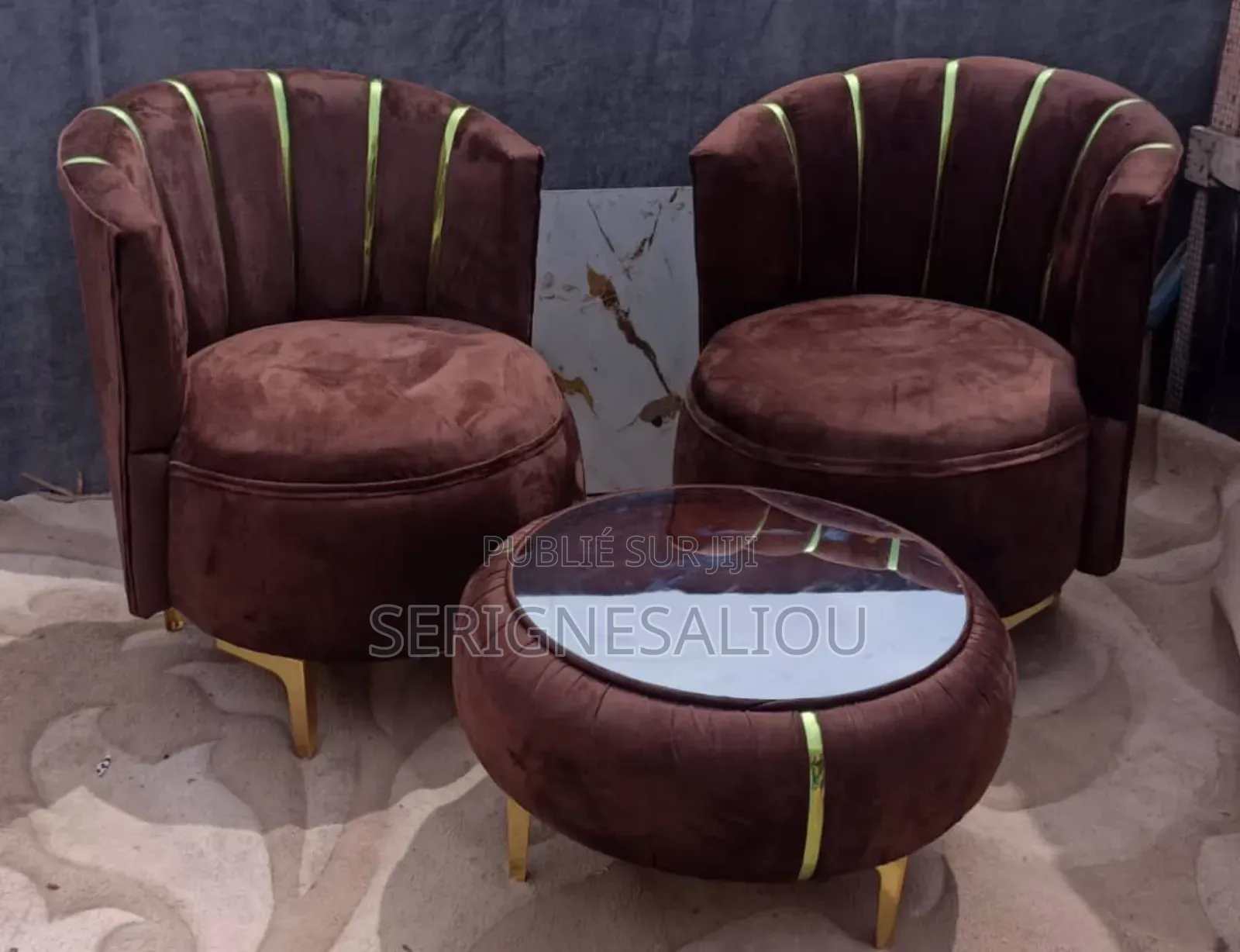 Tête À Tête Avec Table Basse De Très Bonne Qualité