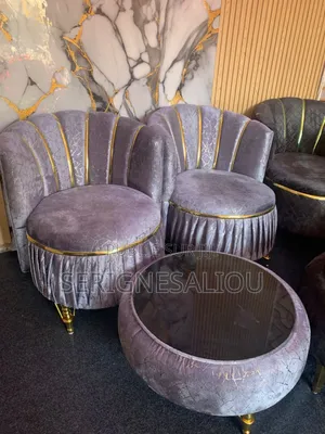 Tête À Tête Avec Table Basse De Très Bonne Qualité