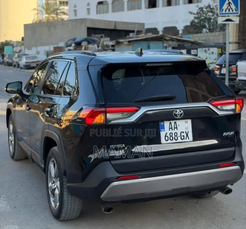 Toyota RAV4 XLE 2022 Black
