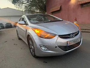 Hyundai Elantra GLS Sedan FWD (1.8L 4cyl 6A) 2013 Gris