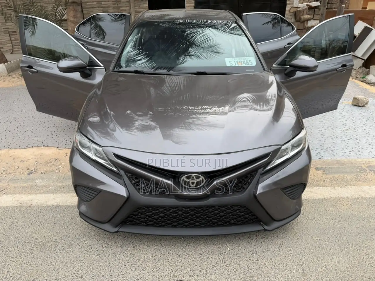 Toyota Camry SE FWD 2020 Gris