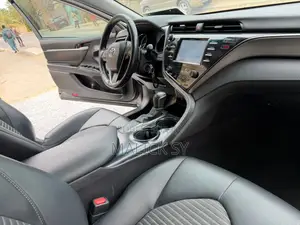 Toyota Camry SE FWD 2020 Gris