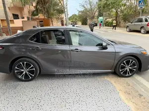 Toyota Camry SE FWD 2020 Gris