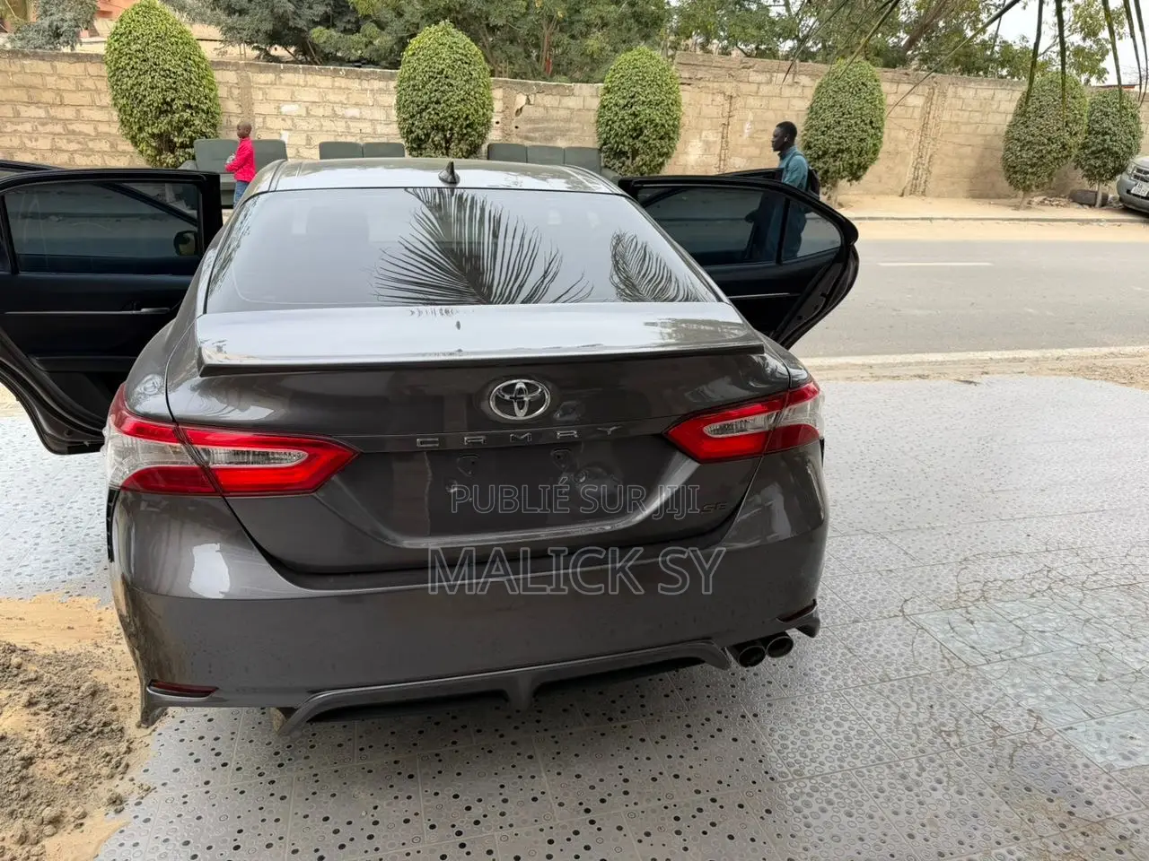 Toyota Camry SE FWD 2020 Gris