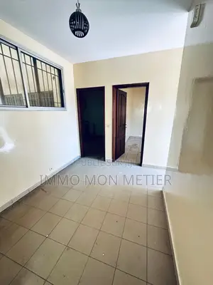 2chbre Appartement dans Appartement F3 À, Cambérène à Louer