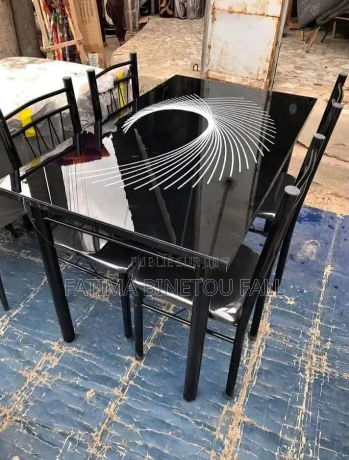 Table À Manger Avec Quatre Chaises