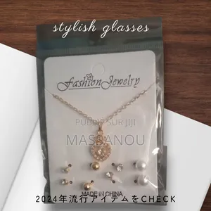 Collier Avec Un Ensemble De Boucles D'oreilles