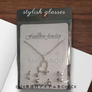 Collier Avec Un Ensemble De Boucles D'oreilles