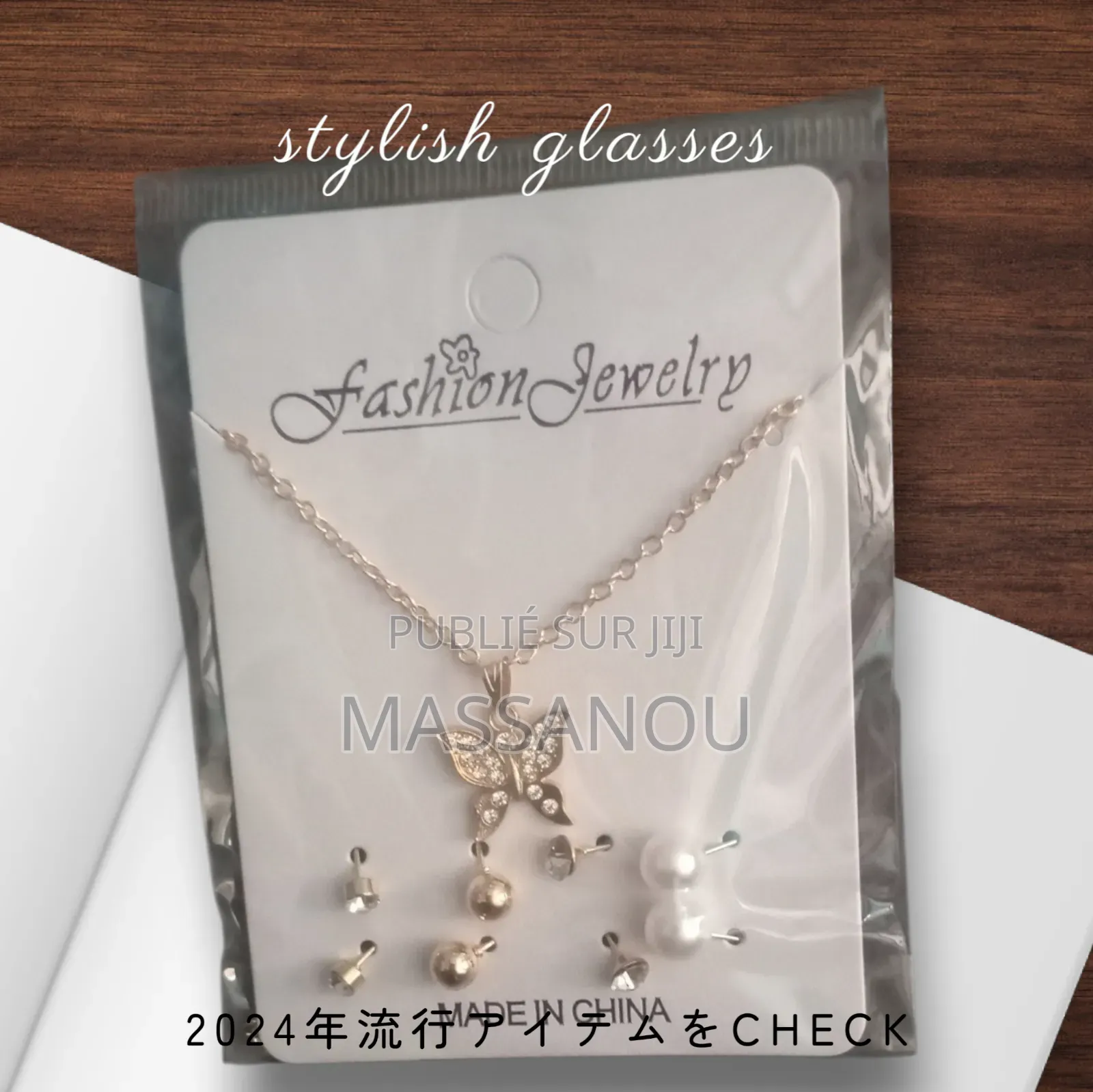 Collier Avec Un Ensemble De Boucles D'oreilles