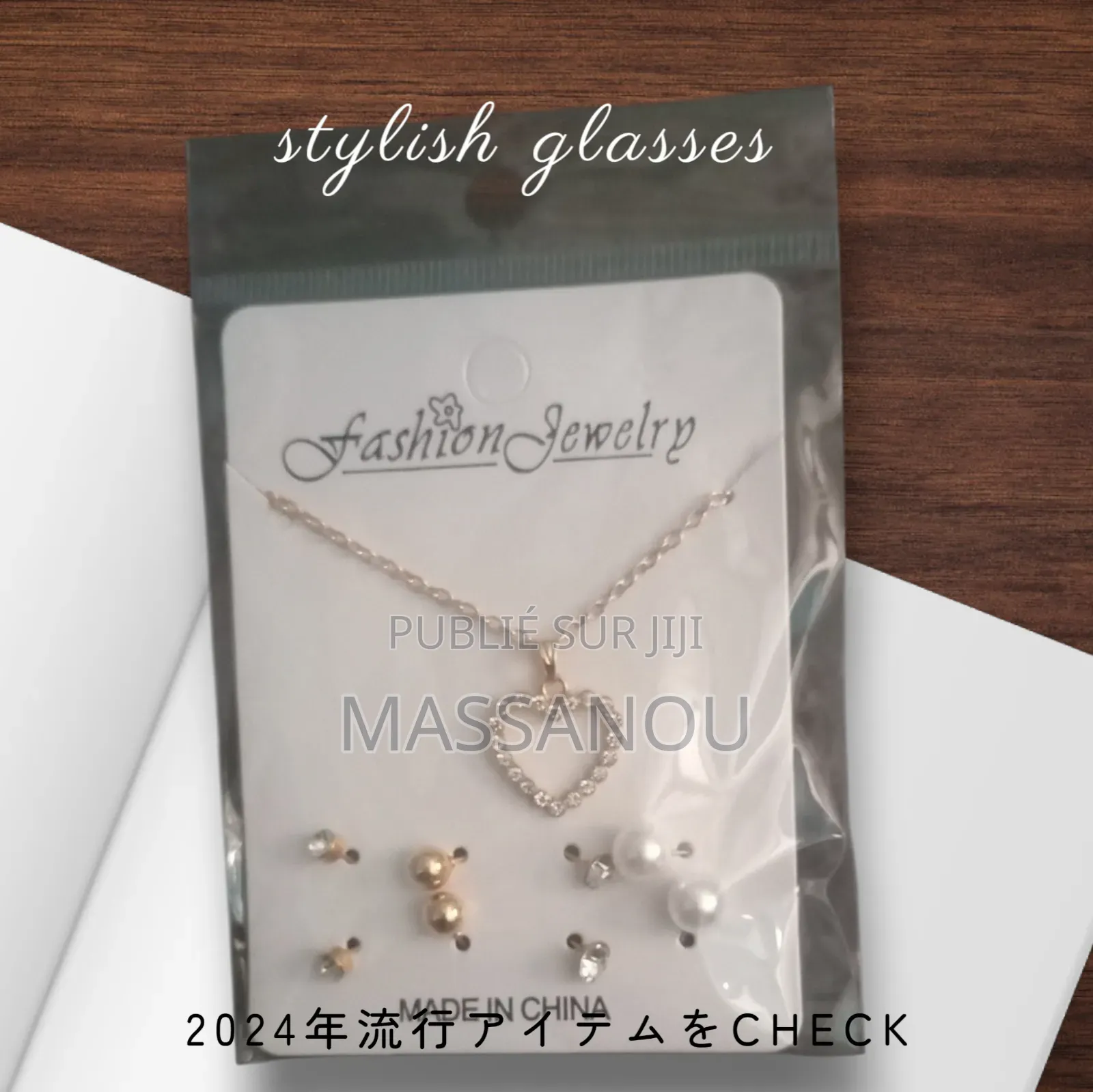 Collier Avec Un Ensemble De Boucles D'oreilles