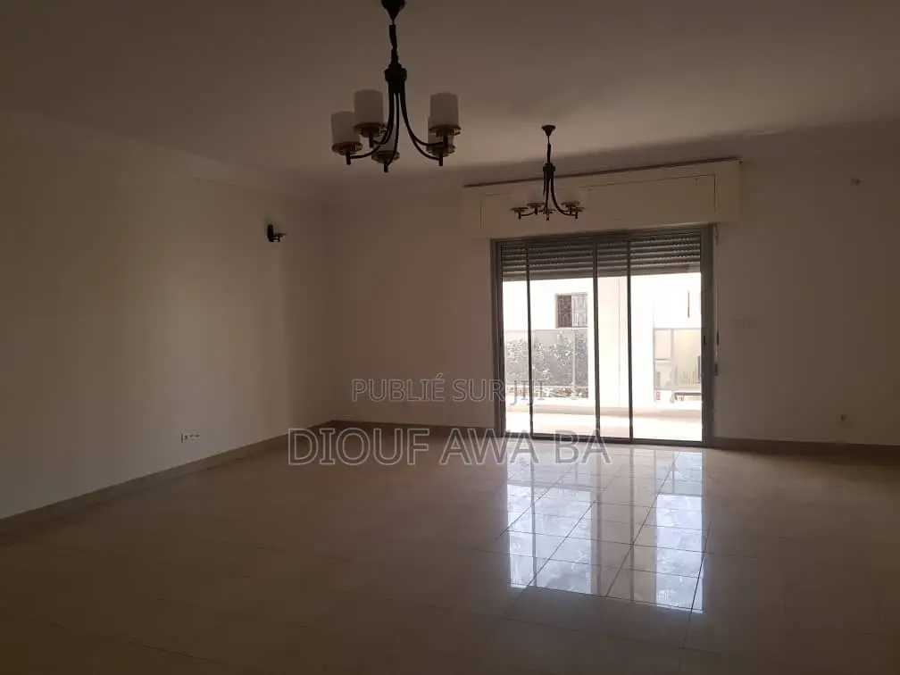 4chbre Appartement dans Location Appartement, Niayes à Louer