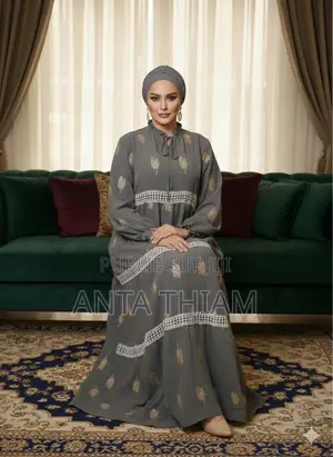 Abaya Légère Sur Le Corps