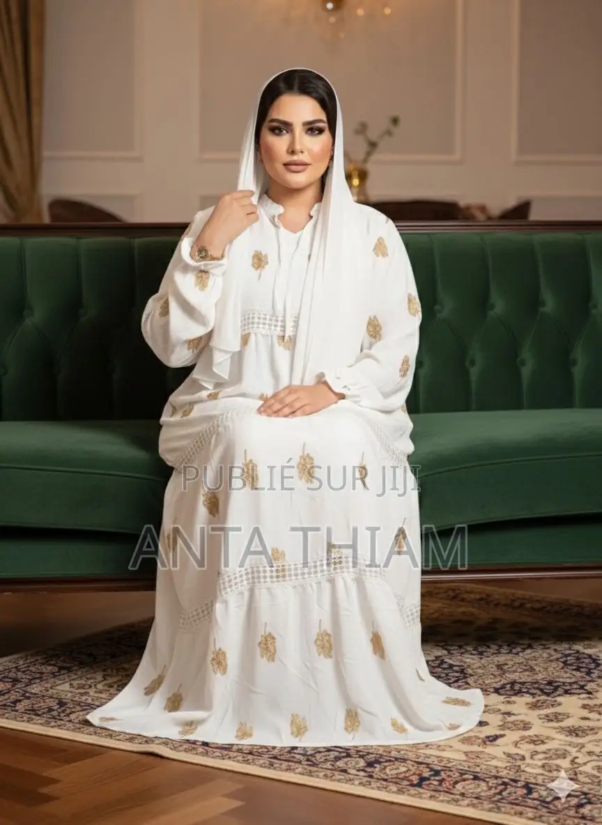 Abaya Légère Sur Le Corps