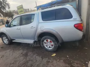 Mitsubishi L200 2010 Gris