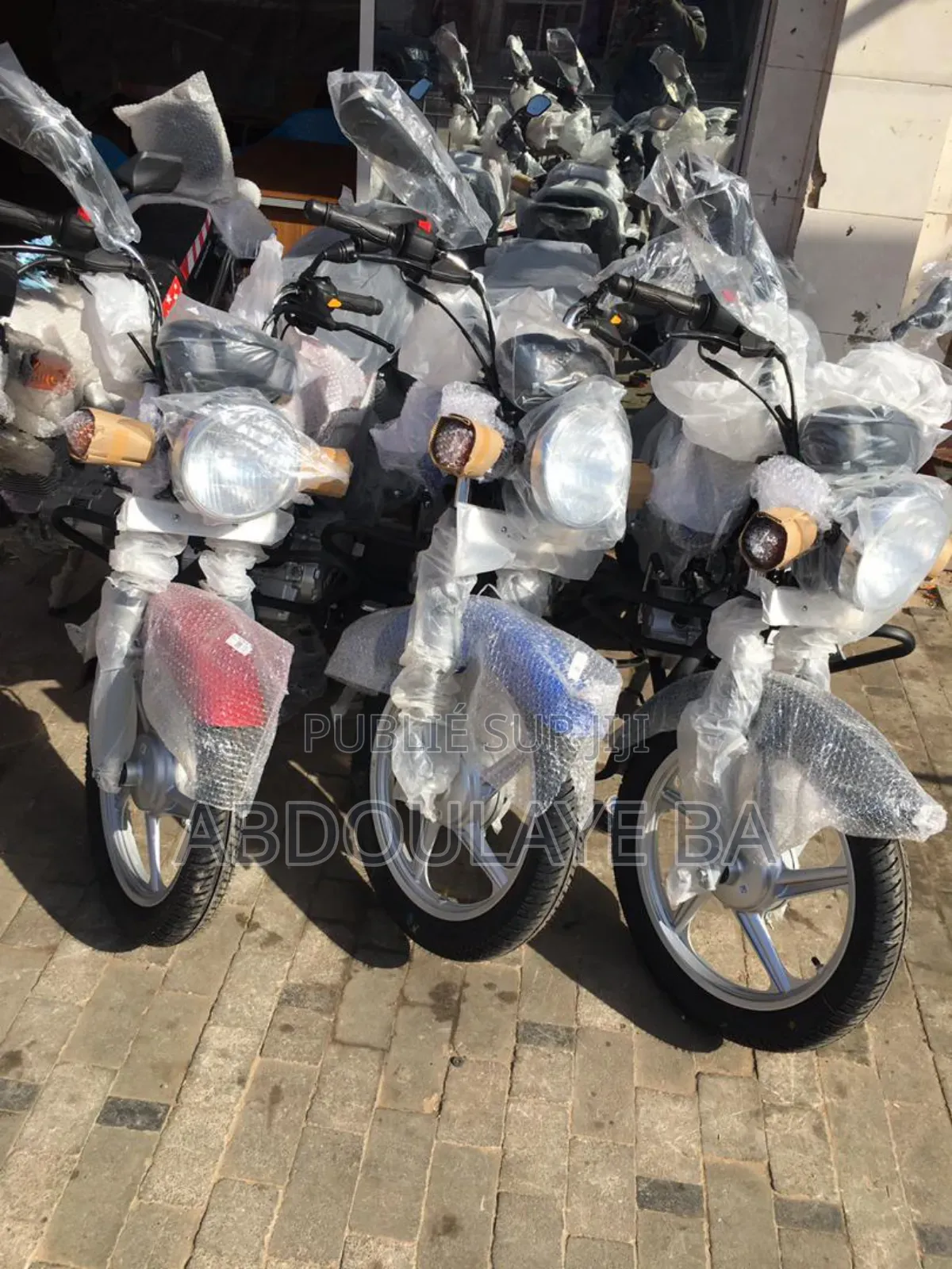 Nouveau TVS HLX 125 2025 Bleu