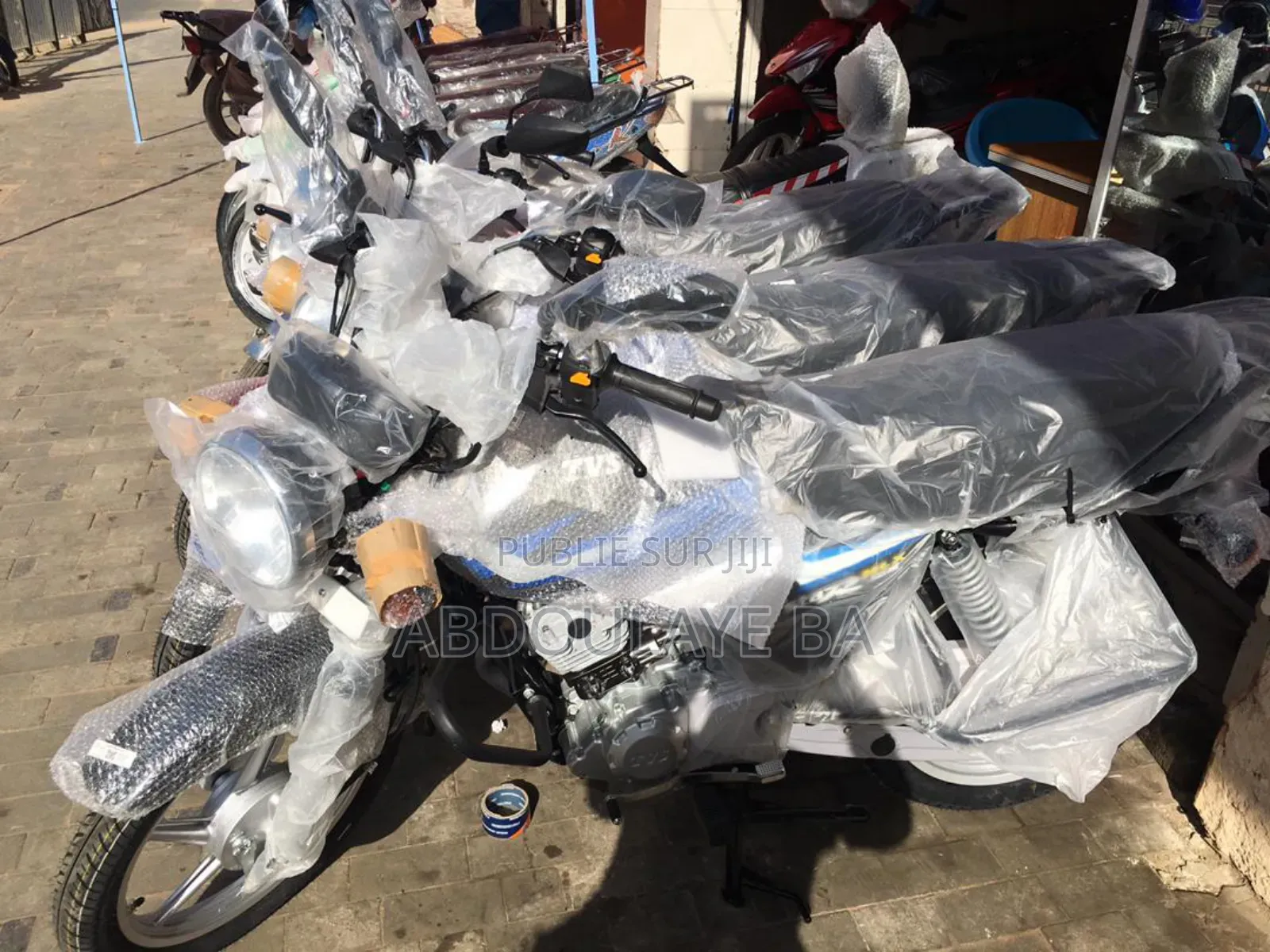 Nouveau TVS HLX 125 2025 Bleu