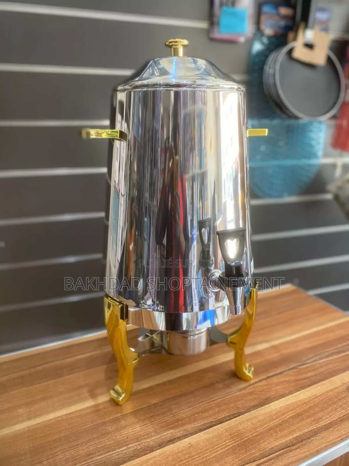 Distributeur Inox Premium — Pieds Dorés, Service Pro