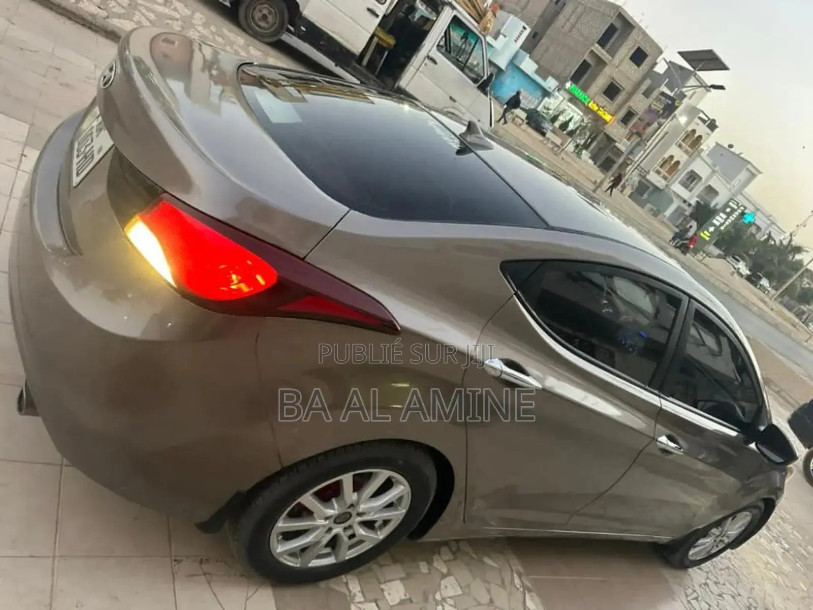 Hyundai Elantra Limited Sedan FWD (1.8L 4cyl 6A) 2013 Gris