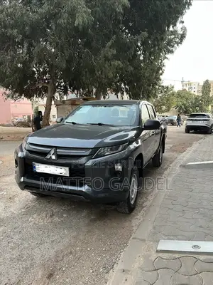 Mitsubishi L200 Club Cab 2.4 154hp 4WD 2021 Gris