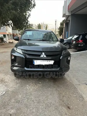 Mitsubishi L200 Club Cab 2.4 154hp 4WD 2021 Gris