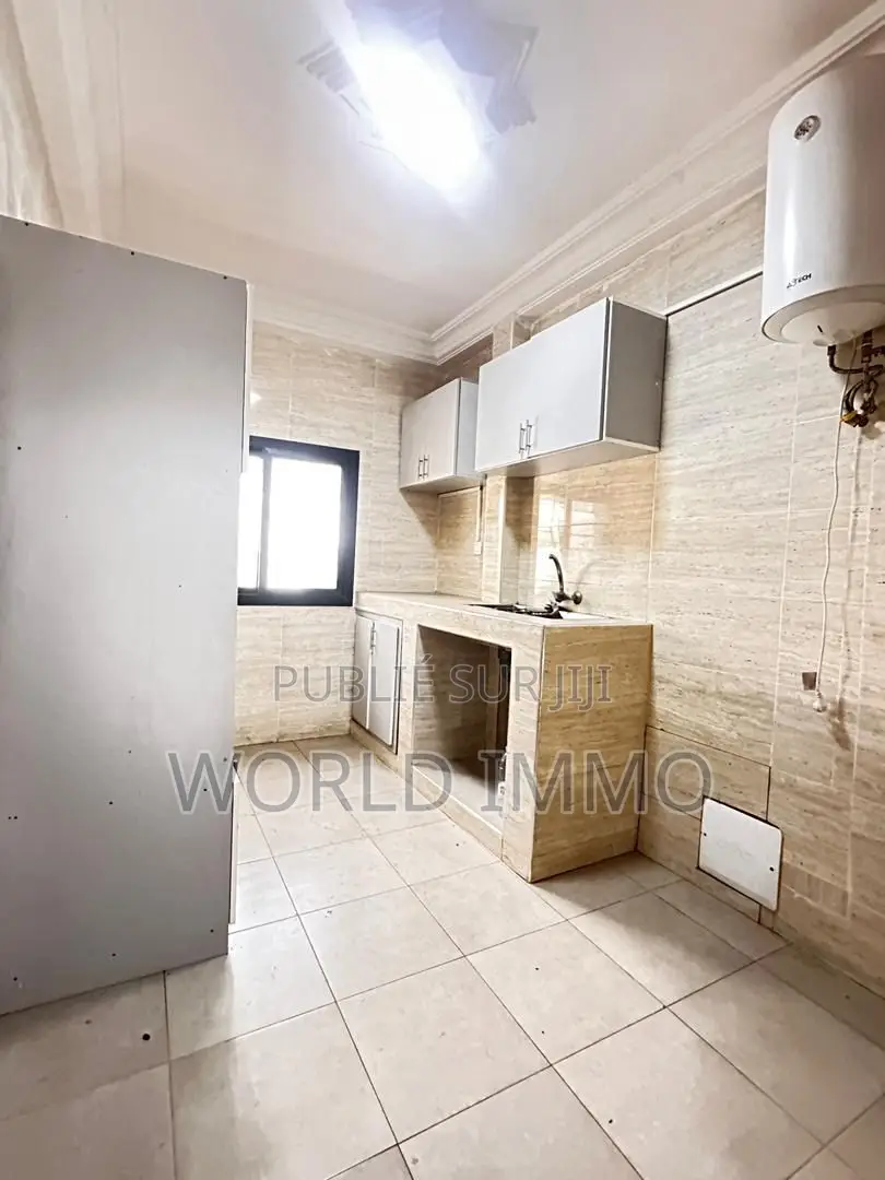 3chbre Appartement dans Izy, Almadies à Louer