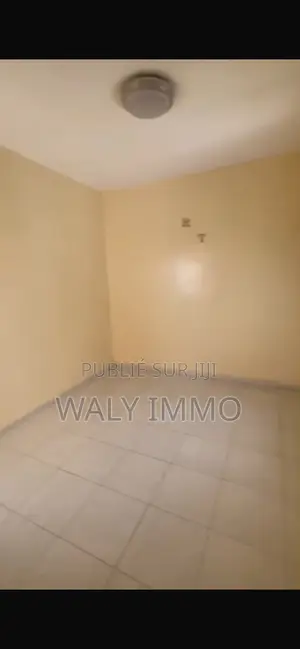 3chbre Appartement dans Appartement, Thiès Sud à Louer