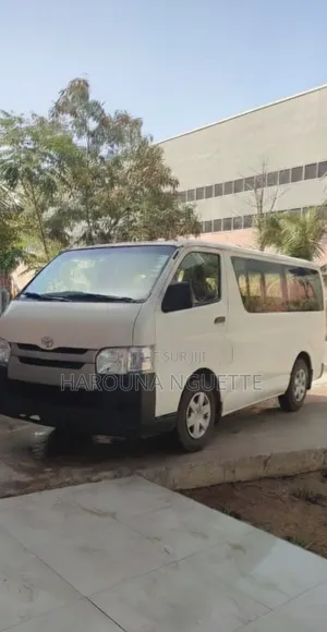 Toyota HiAce 2023 Blanc