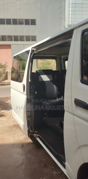 Toyota HiAce 2023 Blanc