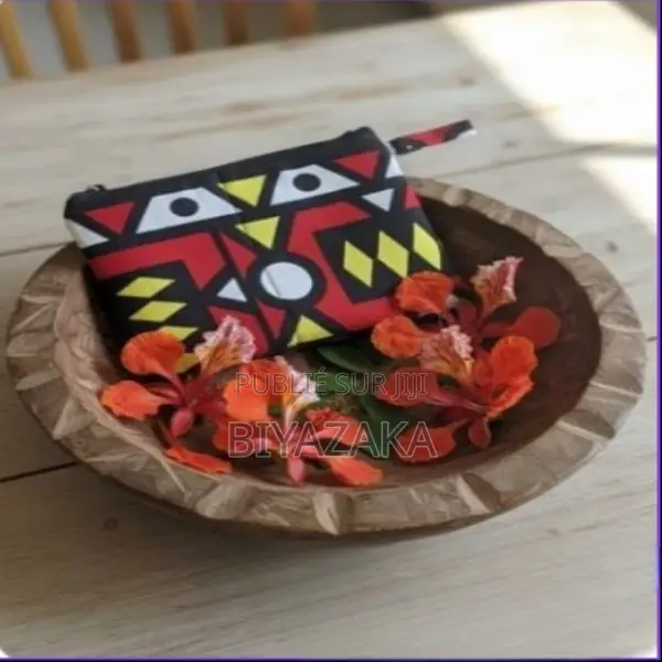 Vente De Produits Cosmétiques Et Pochettes Wax