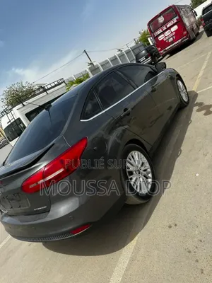 Ford Focus Titanium Sedan FWD (2.0L 4cyl 6A) 2017 Gris