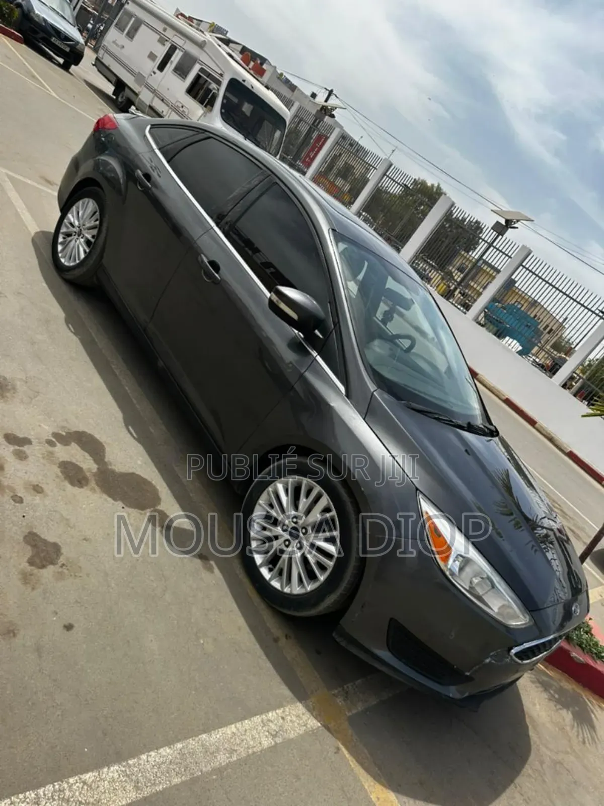 Ford Focus Titanium Sedan FWD (2.0L 4cyl 6A) 2017 Gris