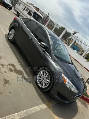 Ford Focus Titanium Sedan FWD (2.0L 4cyl 6A) 2017 Gris