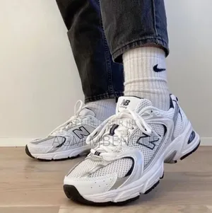 New Balance Couleur Blanc Noir Gris Disponible Mais Pas Nombreux