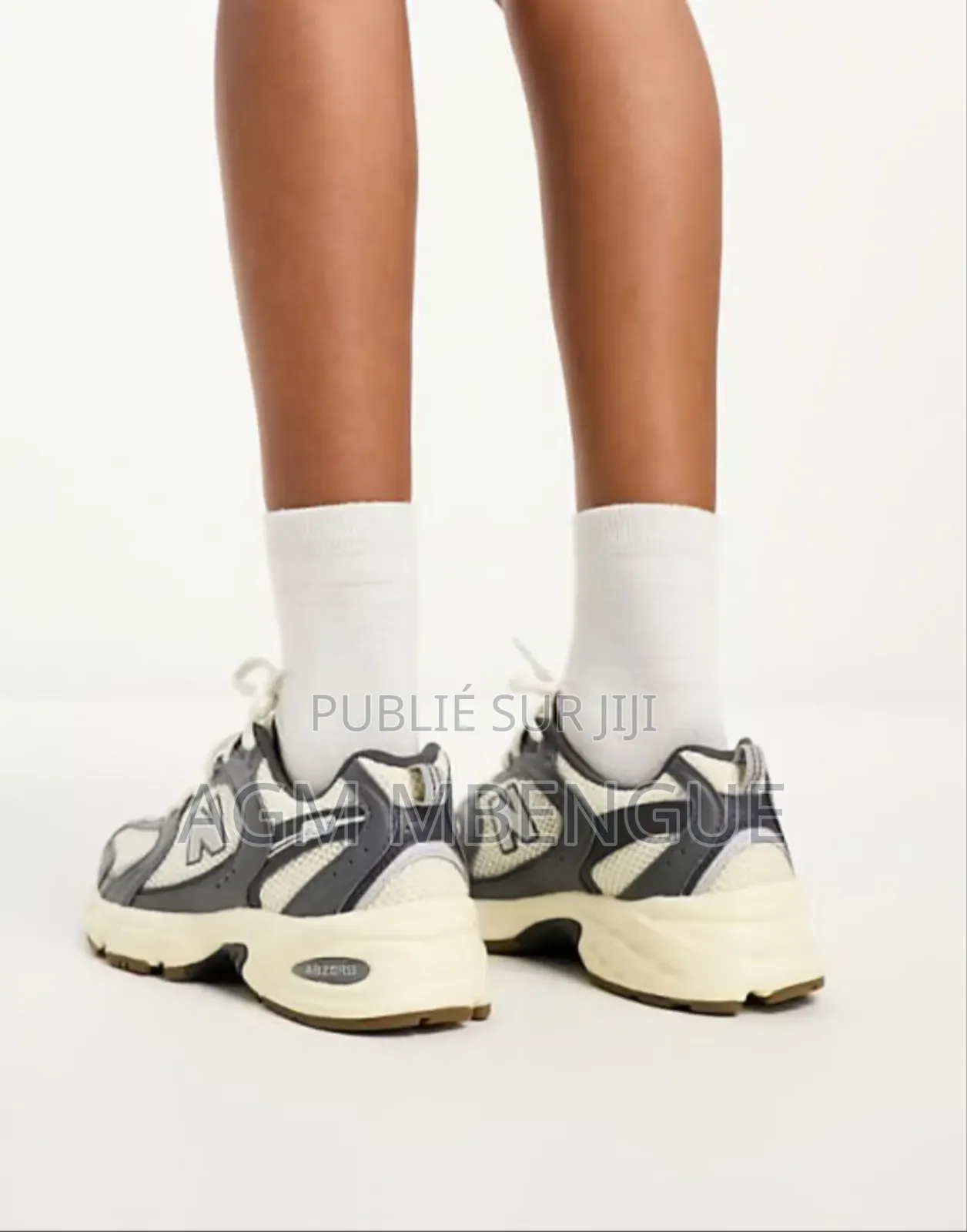 New Balance Couleur Blanc Noir Gris Disponible Mais Pas Nombreux