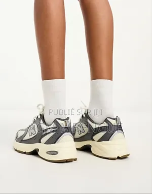 New Balance Couleur Blanc Noir Gris Disponible Mais Pas Nombreux