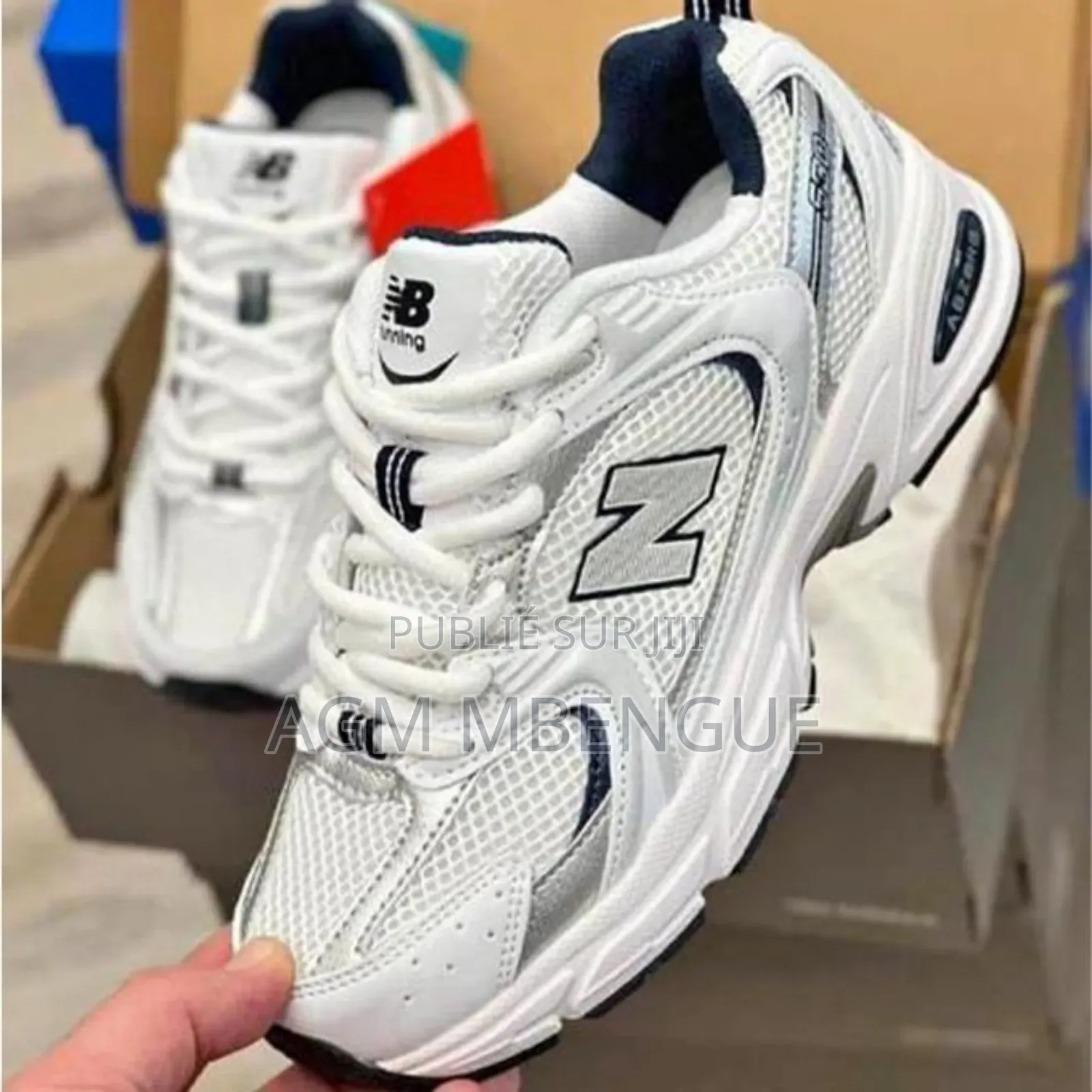 New Balance Couleur Blanc Noir Gris Disponible Mais Pas Nombreux
