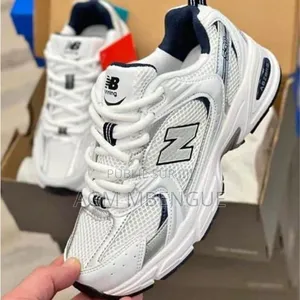 New Balance Couleur Blanc Noir Gris Disponible Mais Pas Nombreux