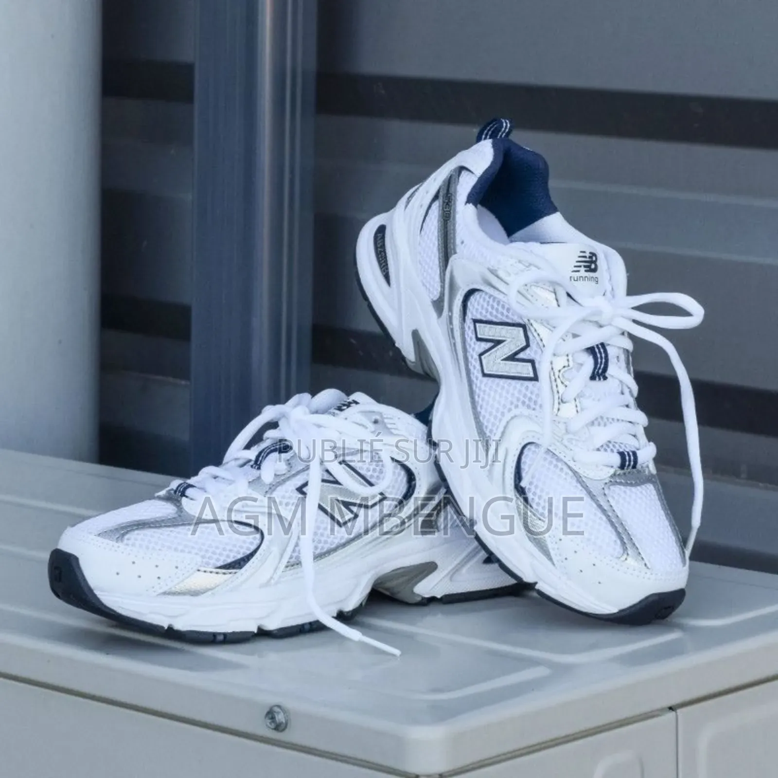New Balance Couleur Blanc Noir Gris Disponible Mais Pas Nombreux