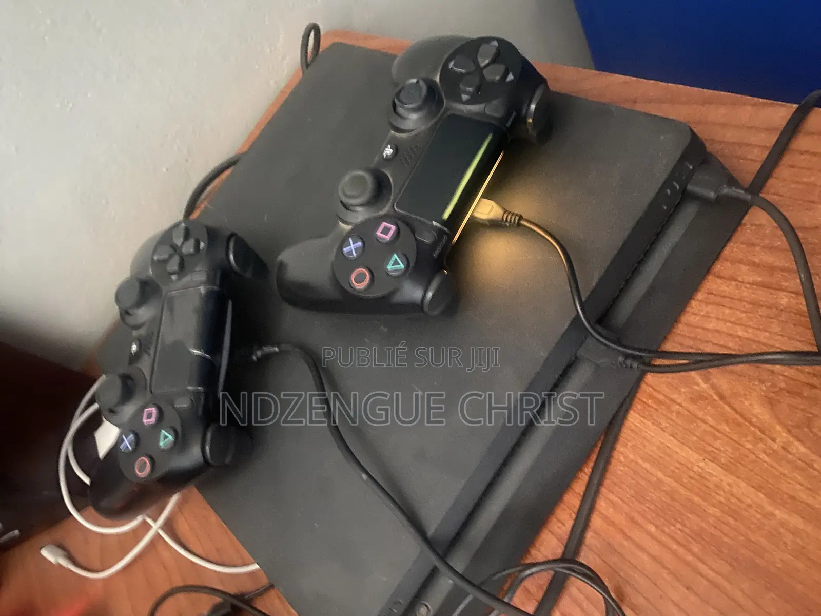Ps4 Avec 2 Manettes Et 4 Jeux (Fc25,Efootball, Battlefield Et Mk)