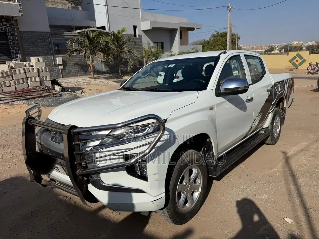 Nouveau Mitsubishi L200 2023 Blanc