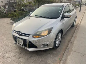 Ford Focus Titanium 5-Door 2013 Gris