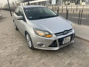 Ford Focus Titanium 5-Door 2013 Gris