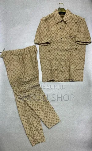 Ensemble Louis Vuitton, Gucci Disponible